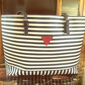 Guess ❤️ ? ❤️Tote ❤️ Black & White